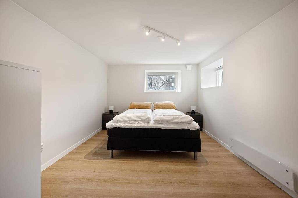 Practical Basement Apt With All Home Comforts Close To City Centre สตาวังเงร์ ภายนอก รูปภาพ
