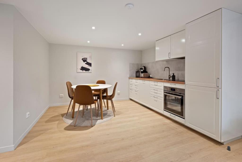 Practical Basement Apt With All Home Comforts Close To City Centre สตาวังเงร์ ภายนอก รูปภาพ