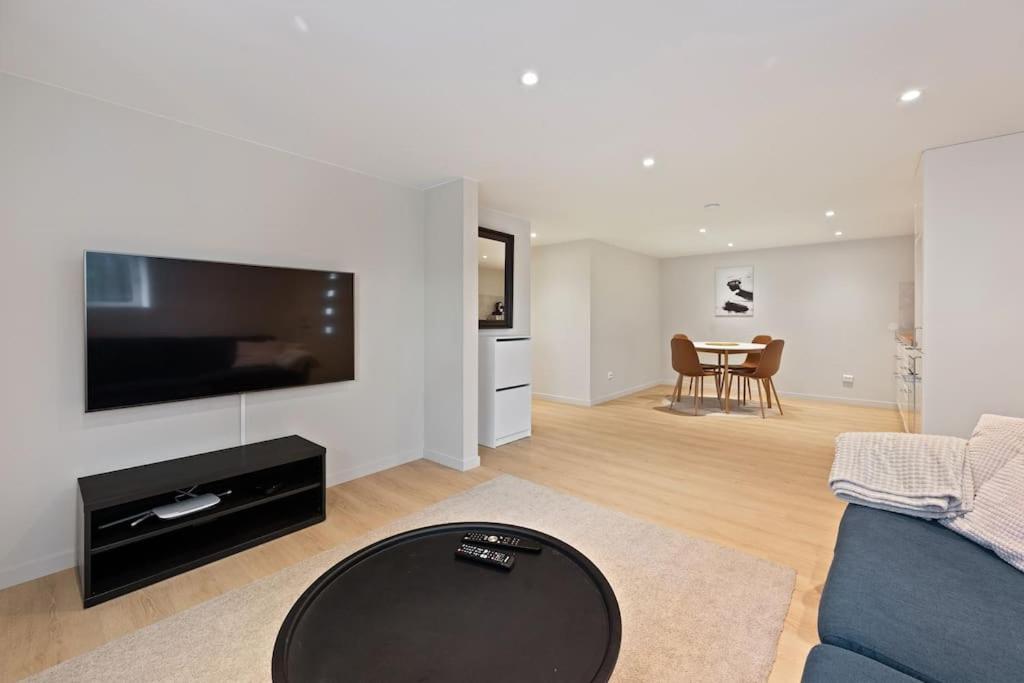 Practical Basement Apt With All Home Comforts Close To City Centre สตาวังเงร์ ภายนอก รูปภาพ