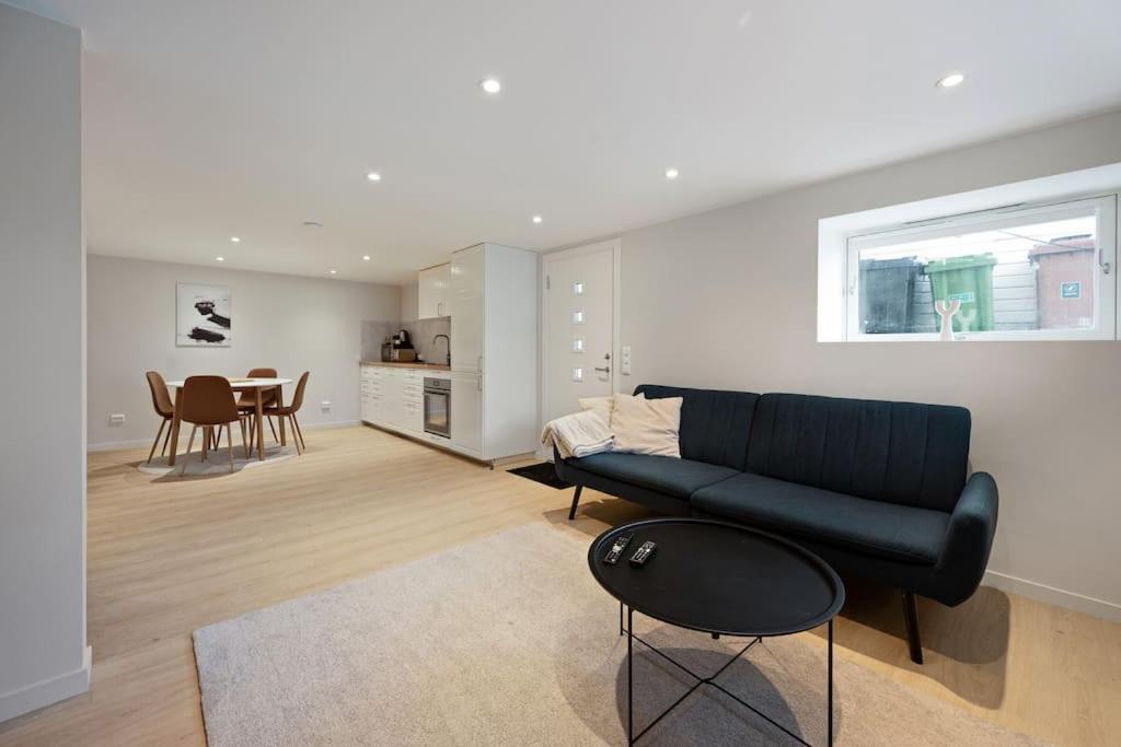 Practical Basement Apt With All Home Comforts Close To City Centre สตาวังเงร์ ภายนอก รูปภาพ