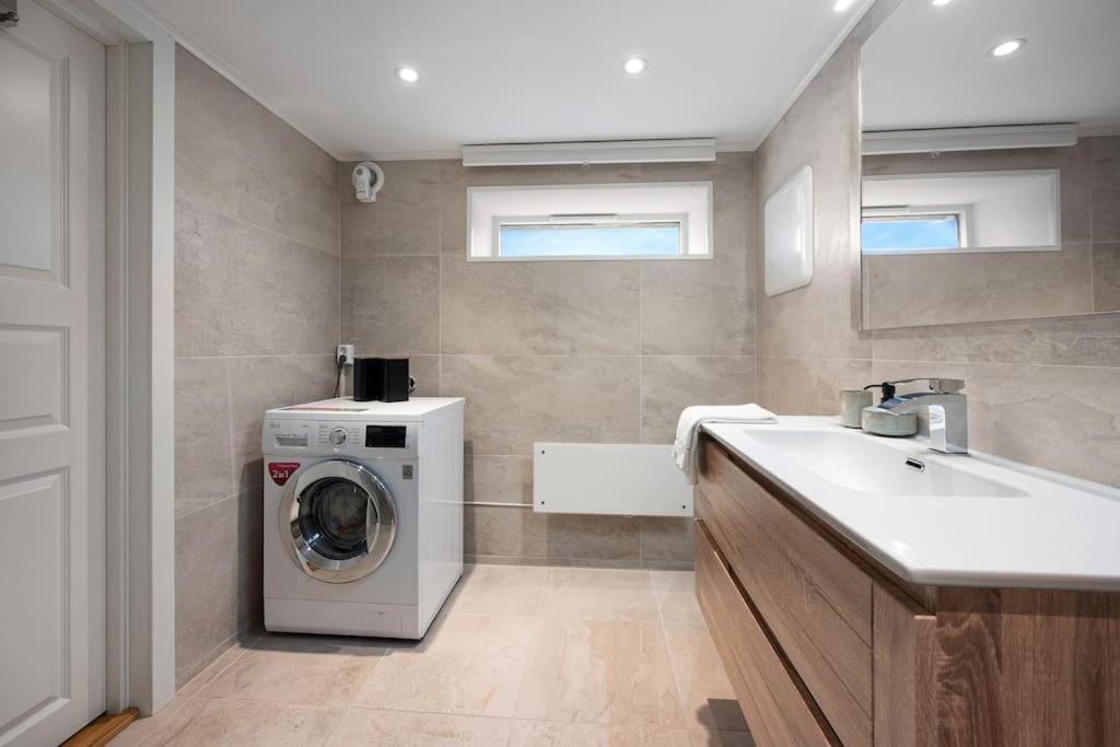 Practical Basement Apt With All Home Comforts Close To City Centre สตาวังเงร์ ภายนอก รูปภาพ